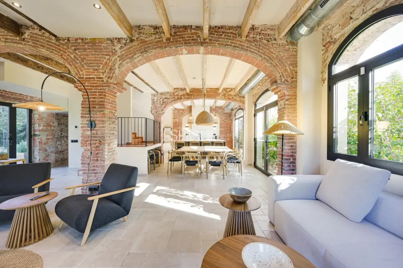 Masía de 857 m² en 35 ha con licencias vigentes