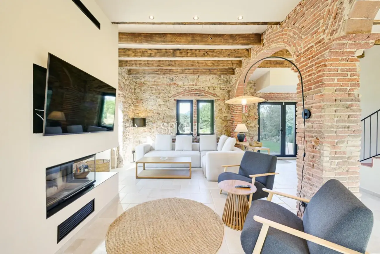 Masía de 857 m² en 35 ha con licencias vigentes