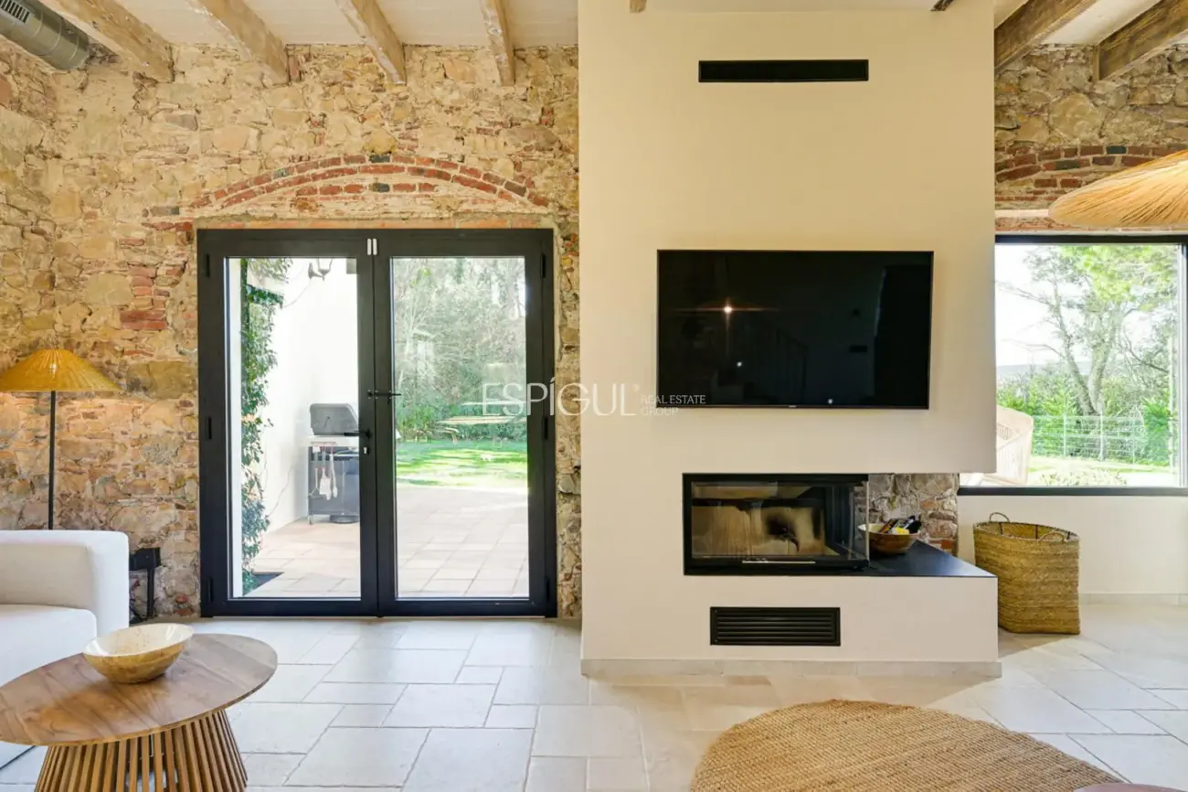 Masía de 857 m² en 35 ha con licencias vigentes