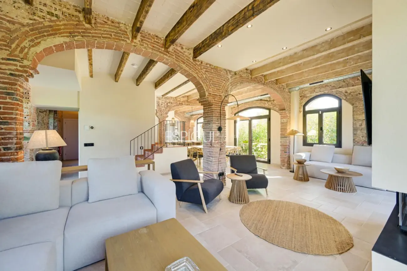 Masía de 857 m² en 35 ha con licencias vigentes