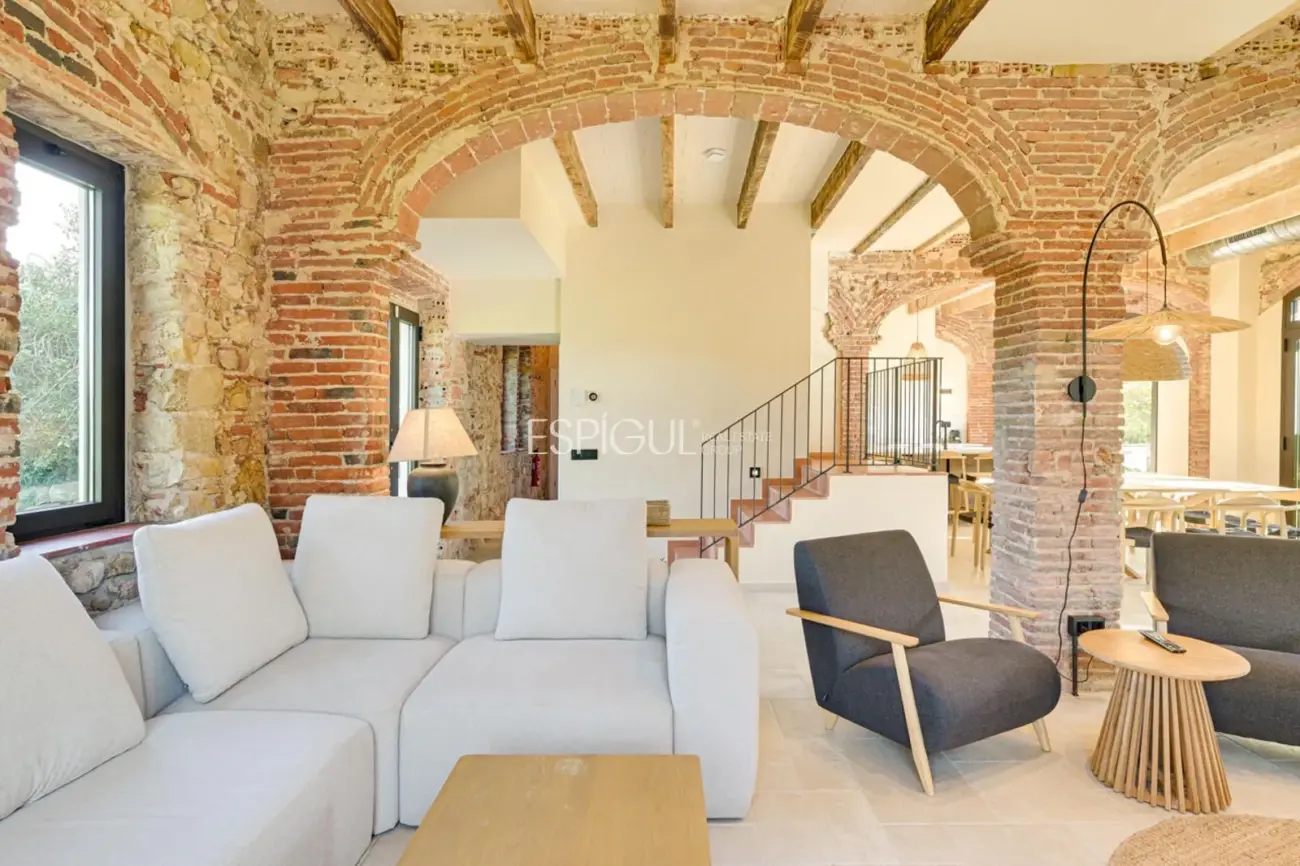 Masía de 857 m² en 35 ha con licencias vigentes