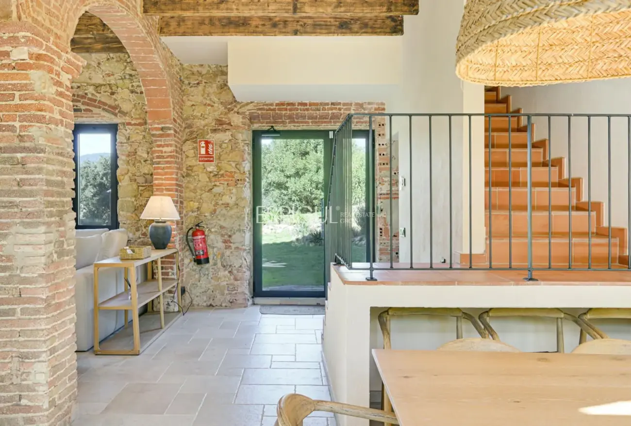 Masía de 857 m² en 35 ha con licencias vigentes