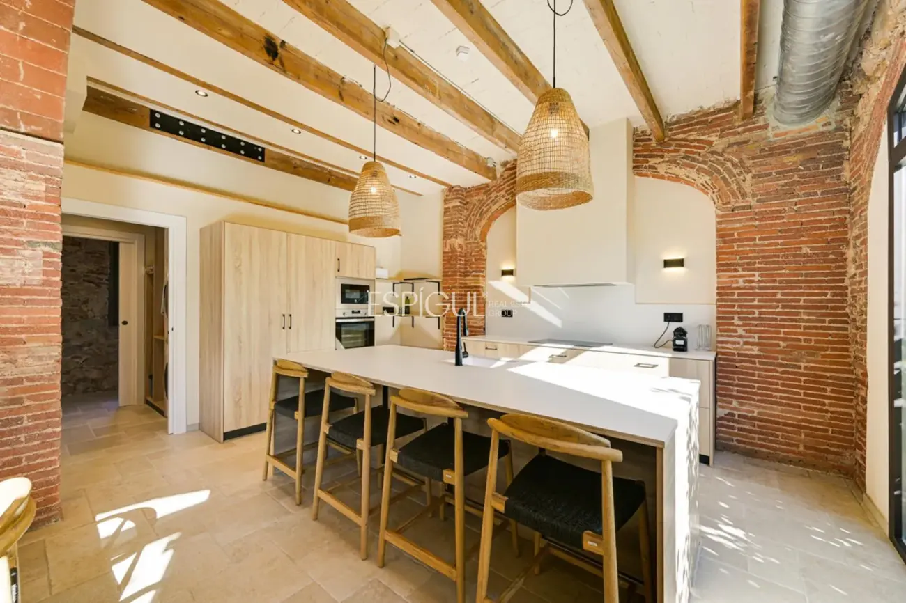 Masía de 857 m² en 35 ha con licencias vigentes