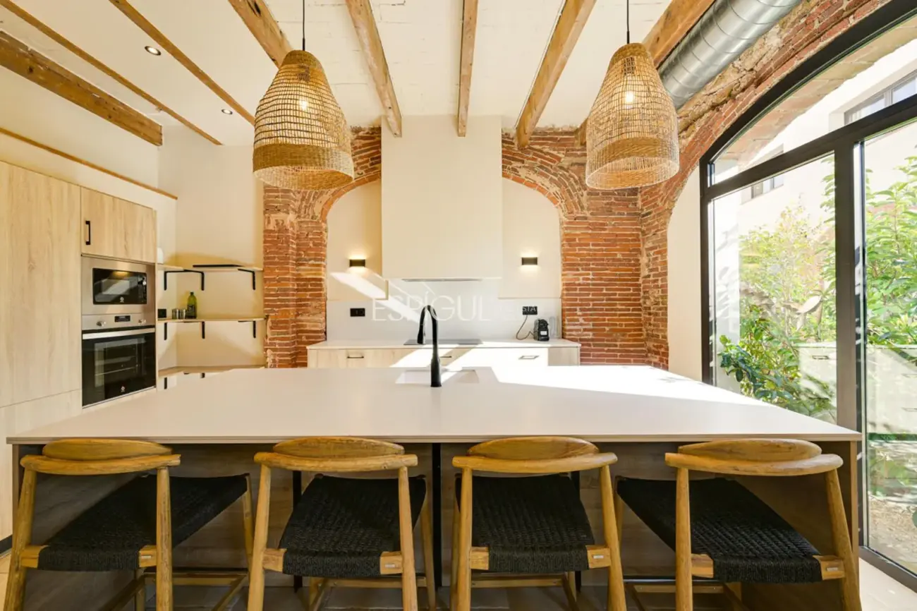 Masía de 857 m² en 35 ha con licencias vigentes