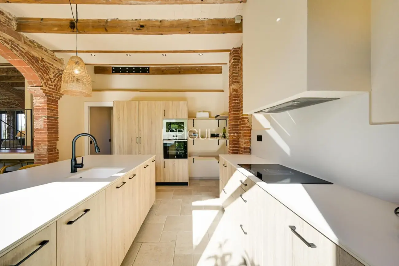 Masía de 857 m² en 35 ha con licencias vigentes