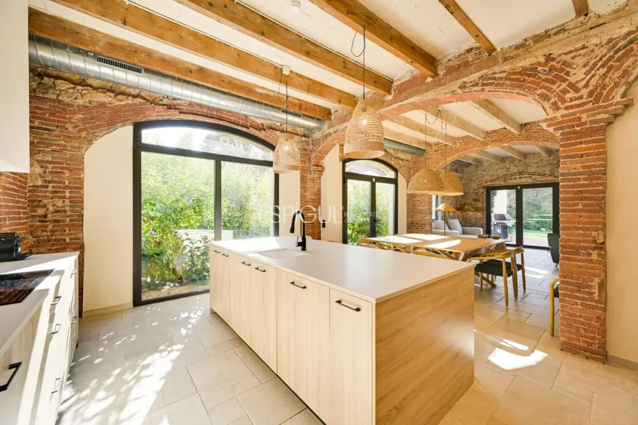 Masía de 857 m² en 35 ha con licencias vigentes