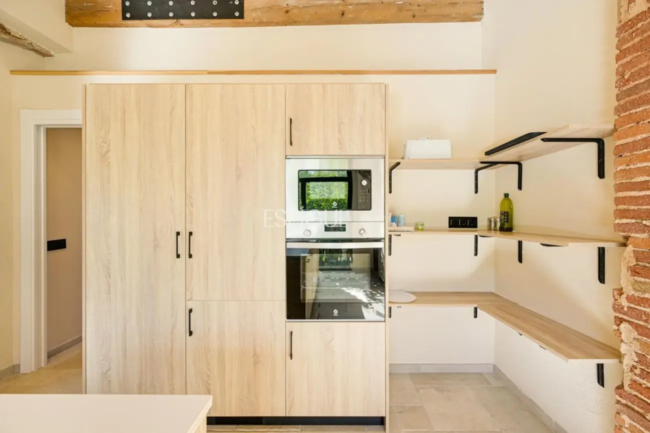 Masía de 857 m² en 35 ha con licencias vigentes