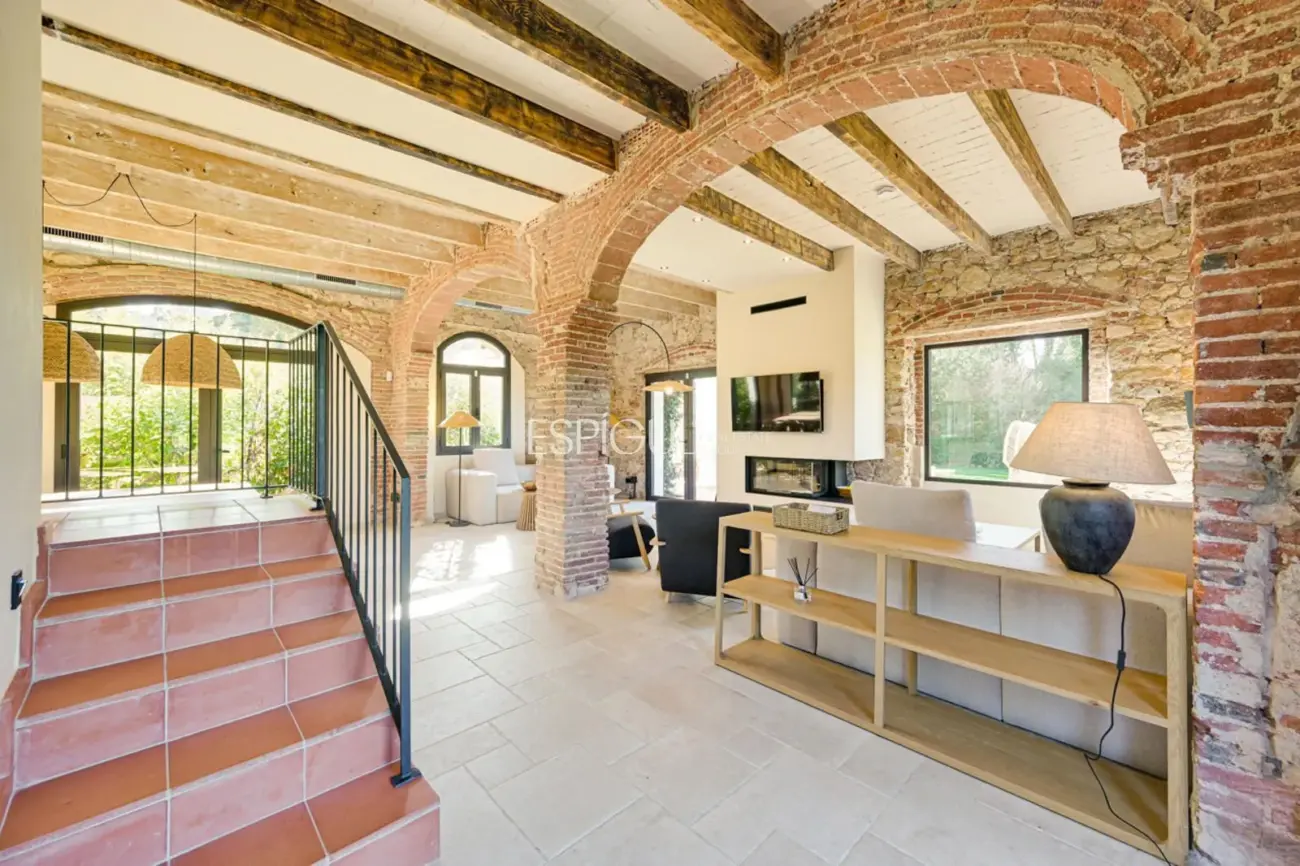 Masía de 857 m² en 35 ha con licencias vigentes