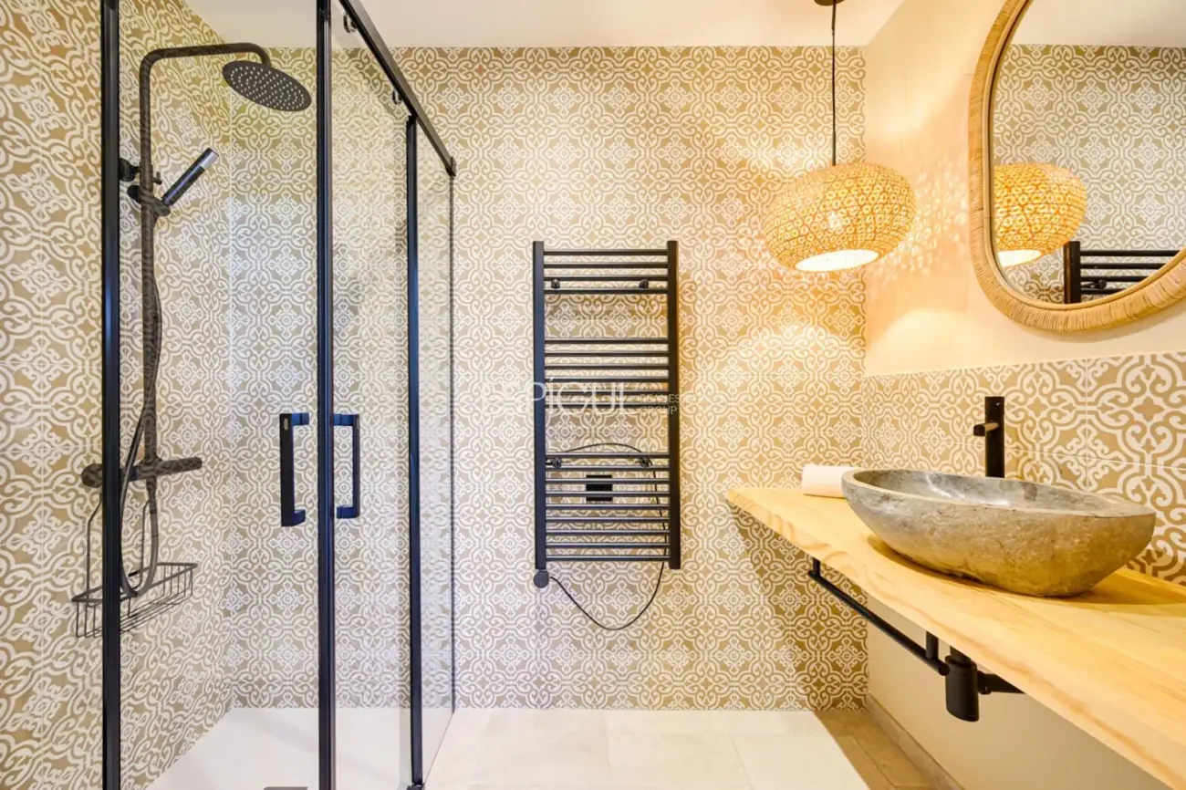 Masía de 857 m² en 35 ha con licencias vigentes