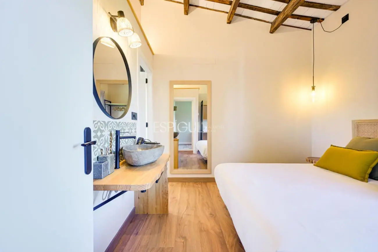 Masía de 857 m² en 35 ha con licencias vigentes