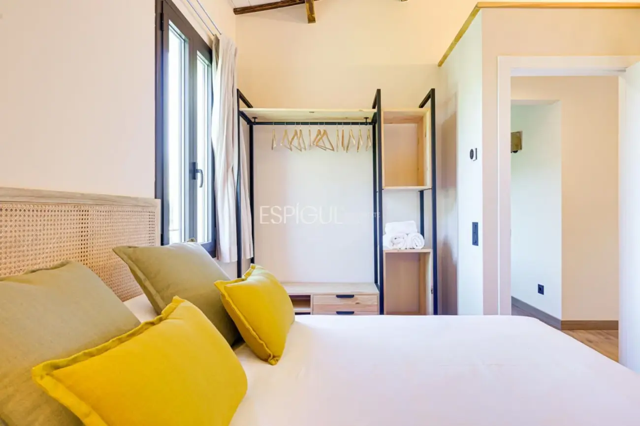 Masía de 857 m² en 35 ha con licencias vigentes