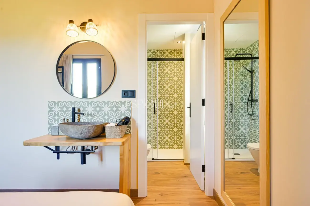 Masía de 857 m² en 35 ha con licencias vigentes