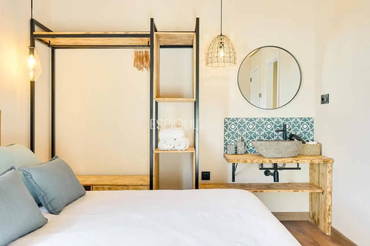 Masía de 857 m² en 35 ha con licencias vigentes