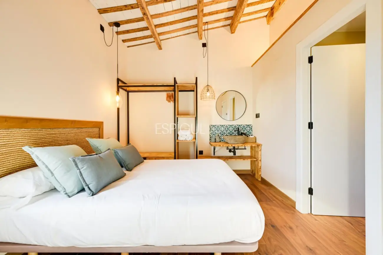 Masía de 857 m² en 35 ha con licencias vigentes