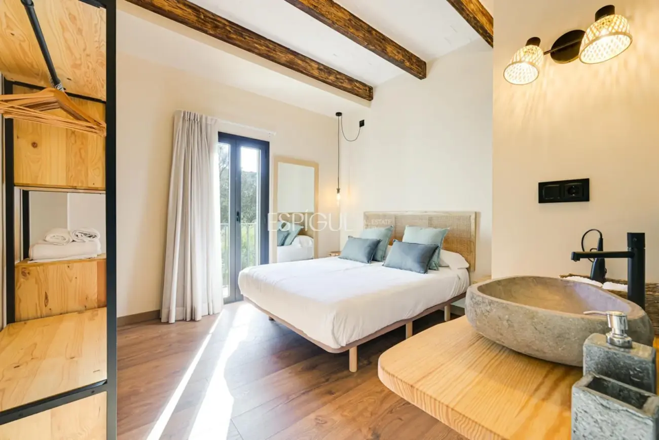 Masía de 857 m² en 35 ha con licencias vigentes