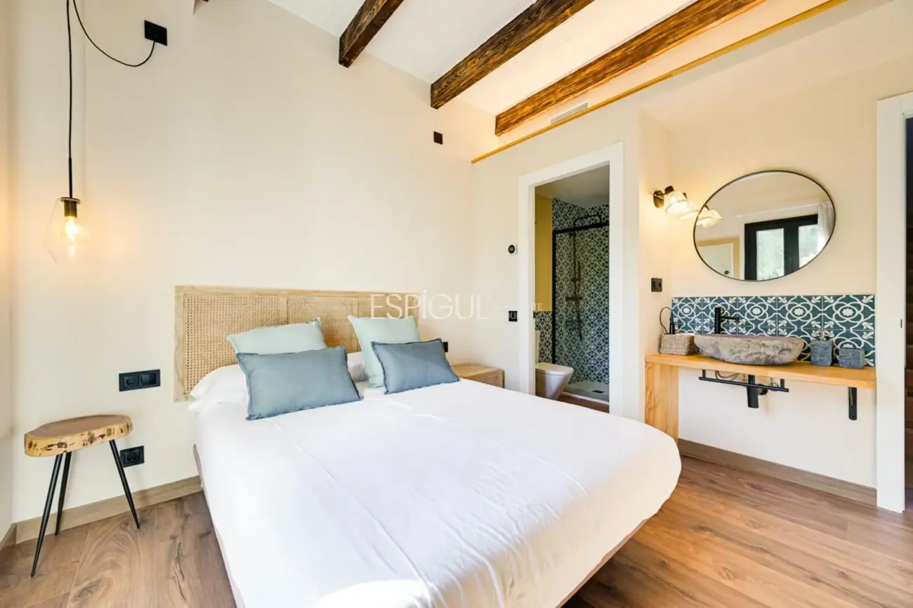 Masía de 857 m² en 35 ha con licencias vigentes