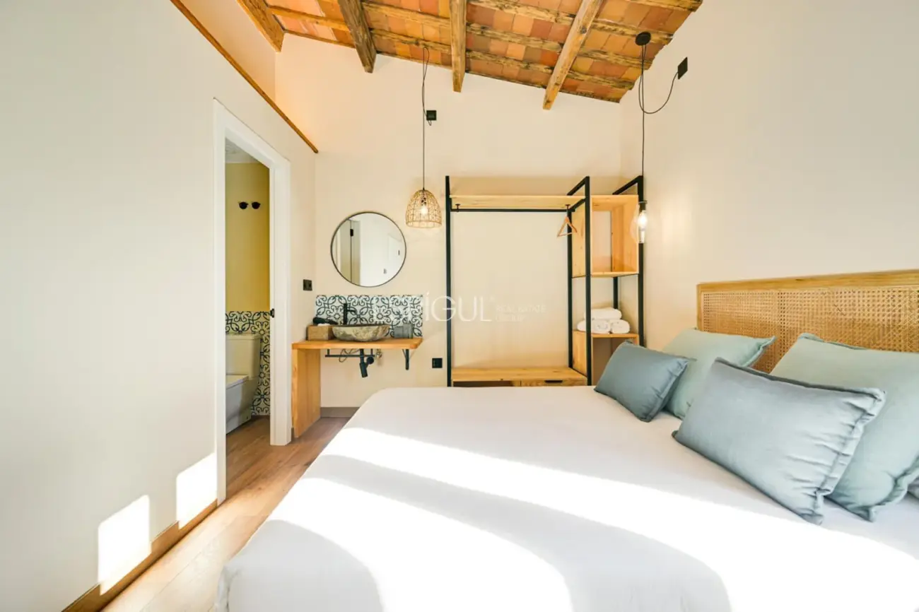 Masía de 857 m² en 35 ha con licencias vigentes