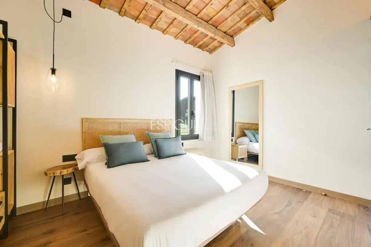 Masía de 857 m² en 35 ha con licencias vigentes