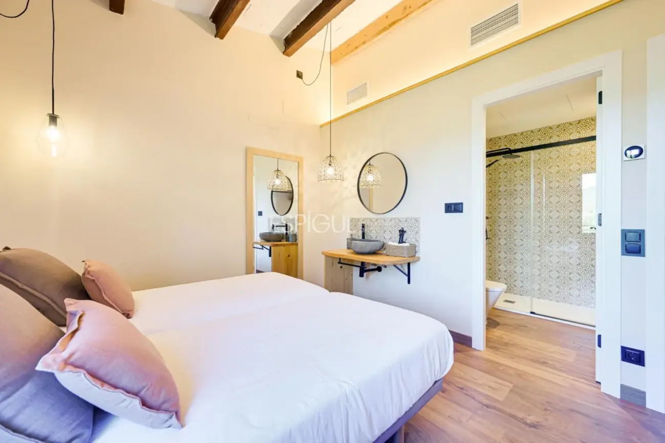 Masía de 857 m² en 35 ha con licencias vigentes