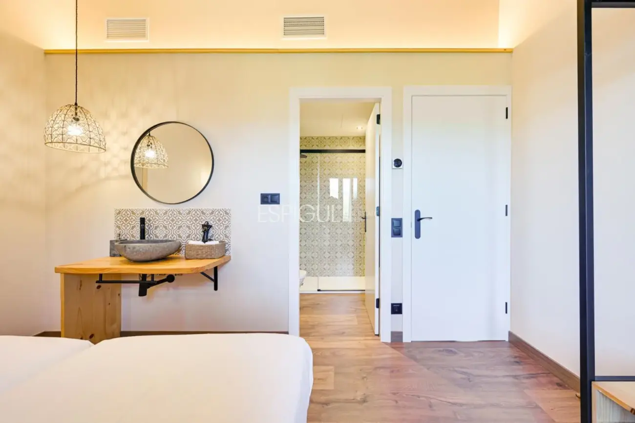 Masía de 857 m² en 35 ha con licencias vigentes