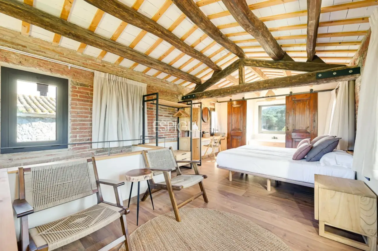 Masía de 857 m² en 35 ha con licencias vigentes