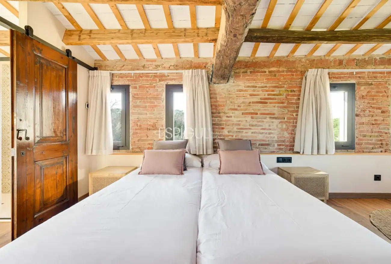 Masía de 857 m² en 35 ha con licencias vigentes