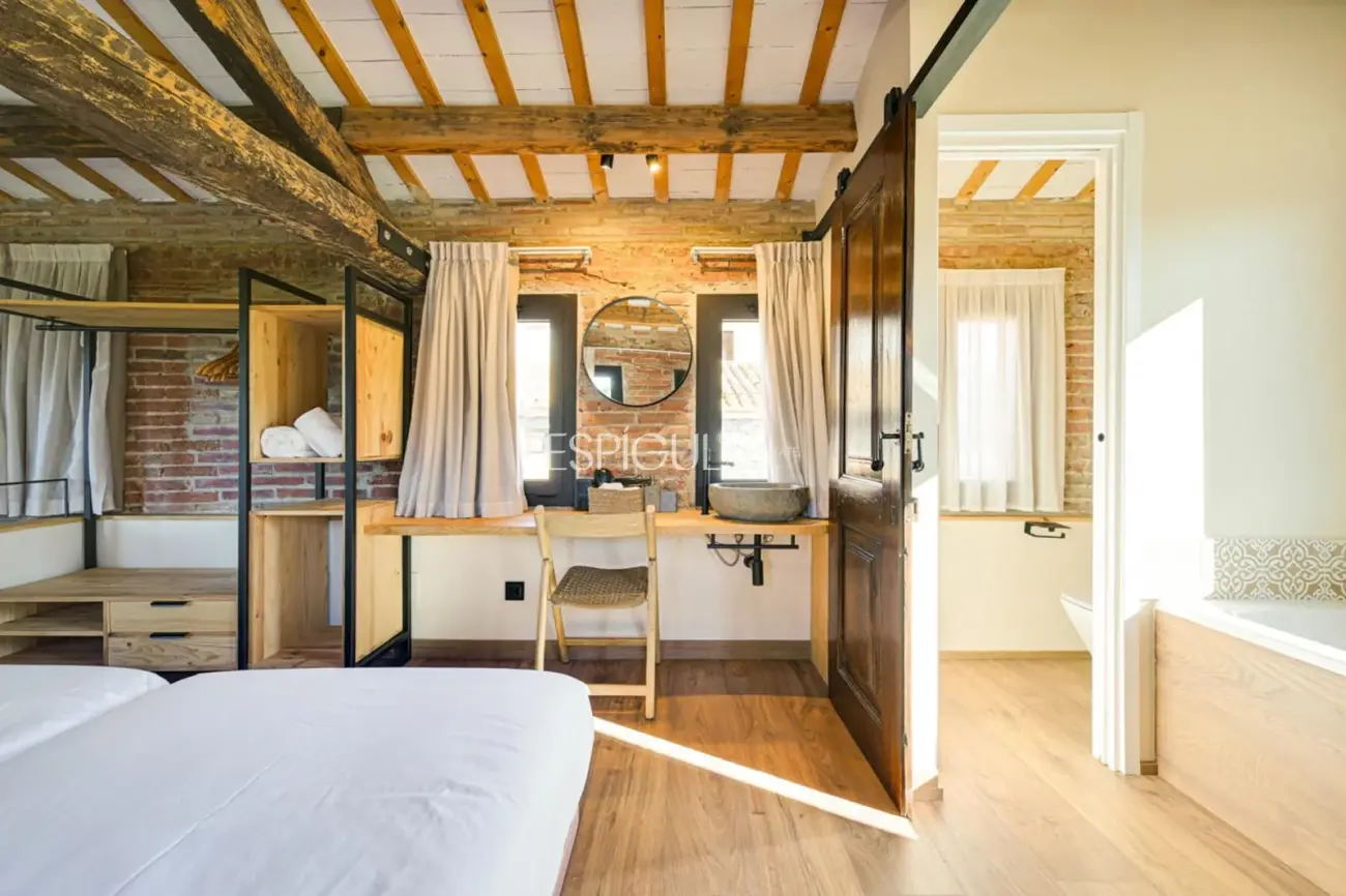 Masía de 857 m² en 35 ha con licencias vigentes