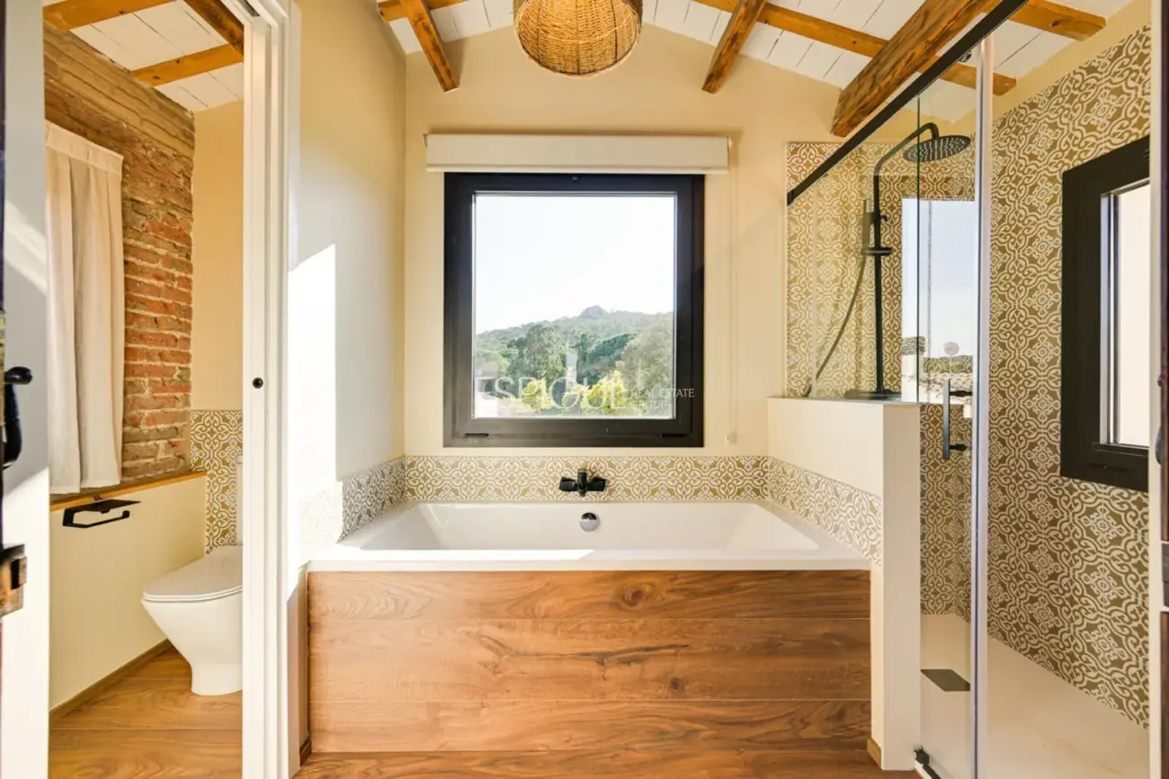 Masía de 857 m² en 35 ha con licencias vigentes