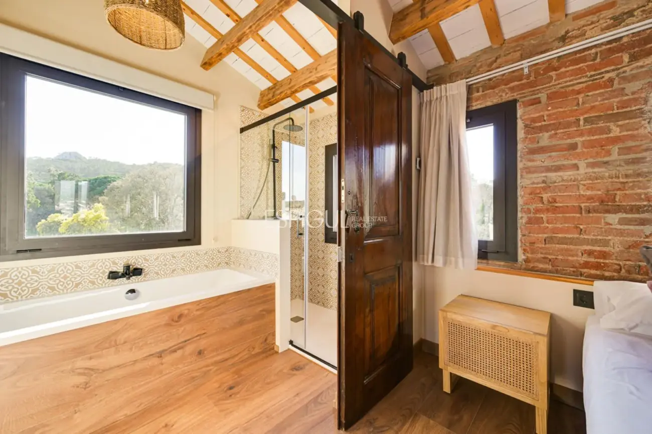 Masía de 857 m² en 35 ha con licencias vigentes