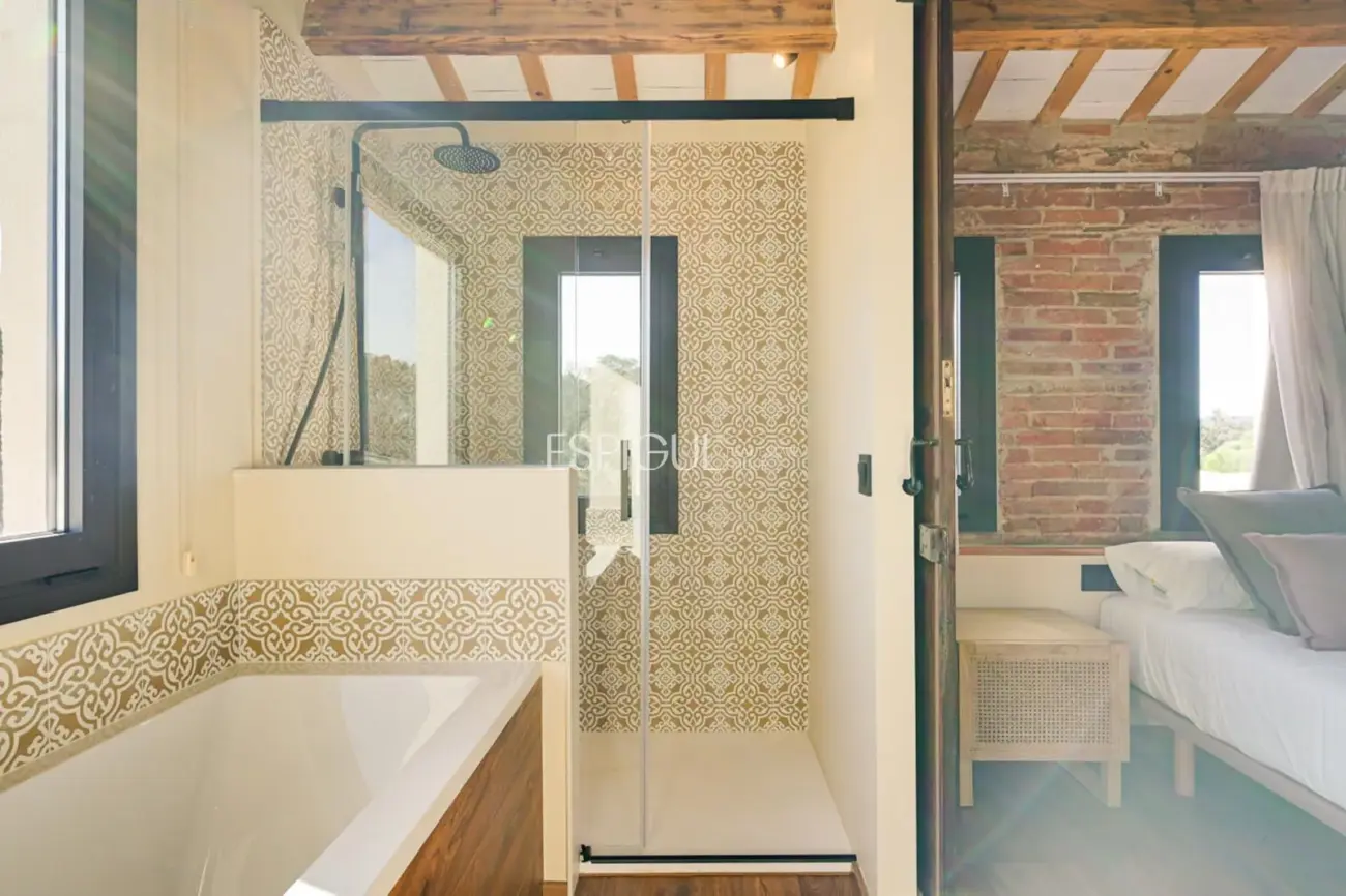 Masía de 857 m² en 35 ha con licencias vigentes