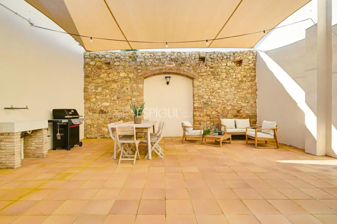 Masía de 857 m² en 35 ha con licencias vigentes