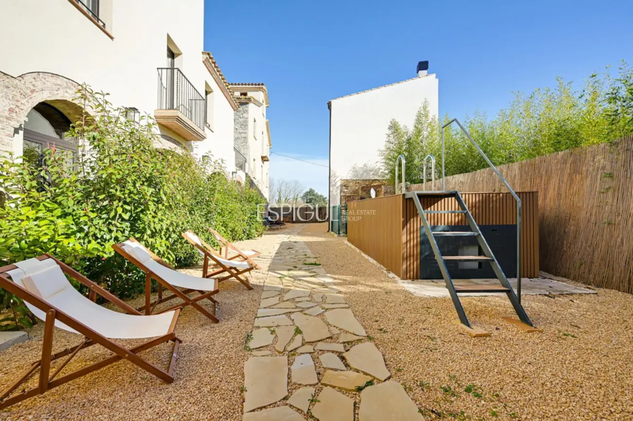 Masía de 857 m² en 35 ha con licencias vigentes