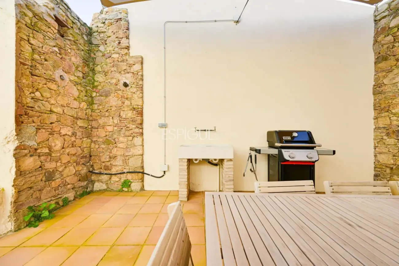 Masía de 857 m² en 35 ha con licencias vigentes