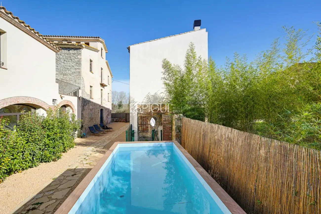 Masía de 857 m² en 35 ha con licencias vigentes