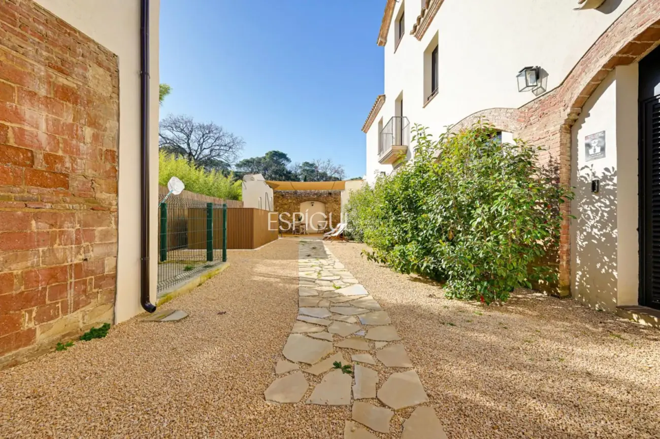 Masía de 857 m² en 35 ha con licencias vigentes