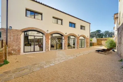 Masía de 857 m² en 35 ha con licencias vigentes