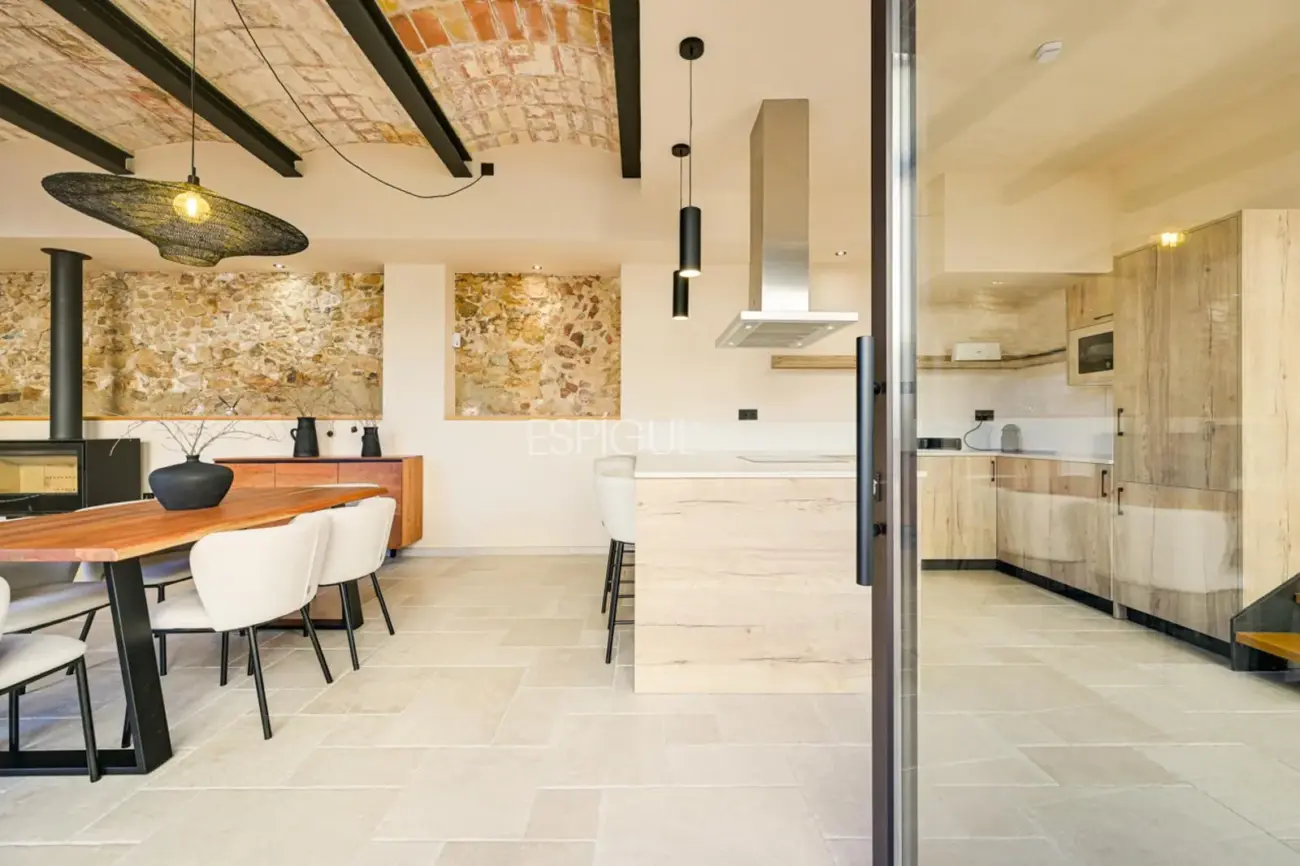 Masía de 857 m² en 35 ha con licencias vigentes