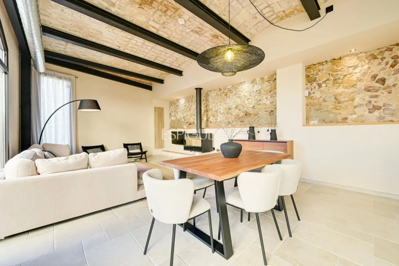 Masía de 857 m² en 35 ha con licencias vigentes