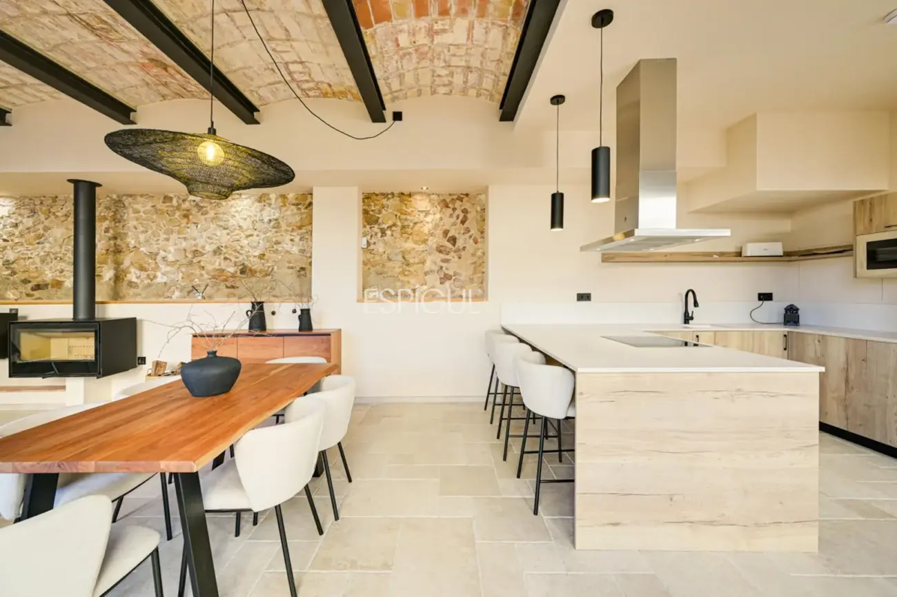 Masía de 857 m² en 35 ha con licencias vigentes