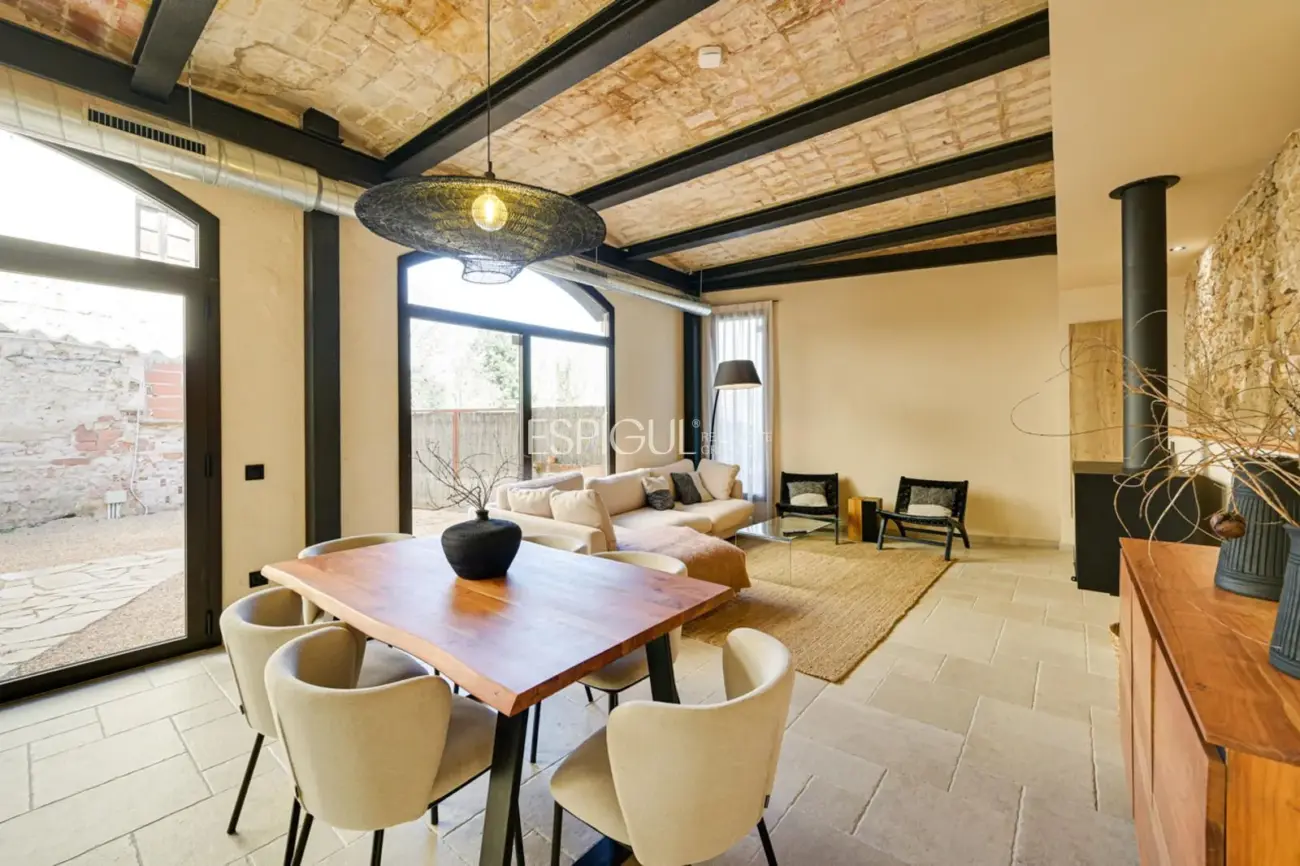 Masía de 857 m² en 35 ha con licencias vigentes