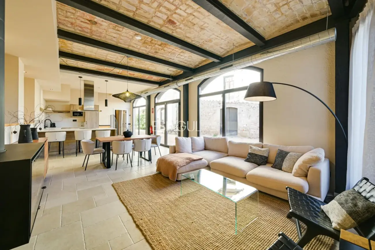 Masía de 857 m² en 35 ha con licencias vigentes