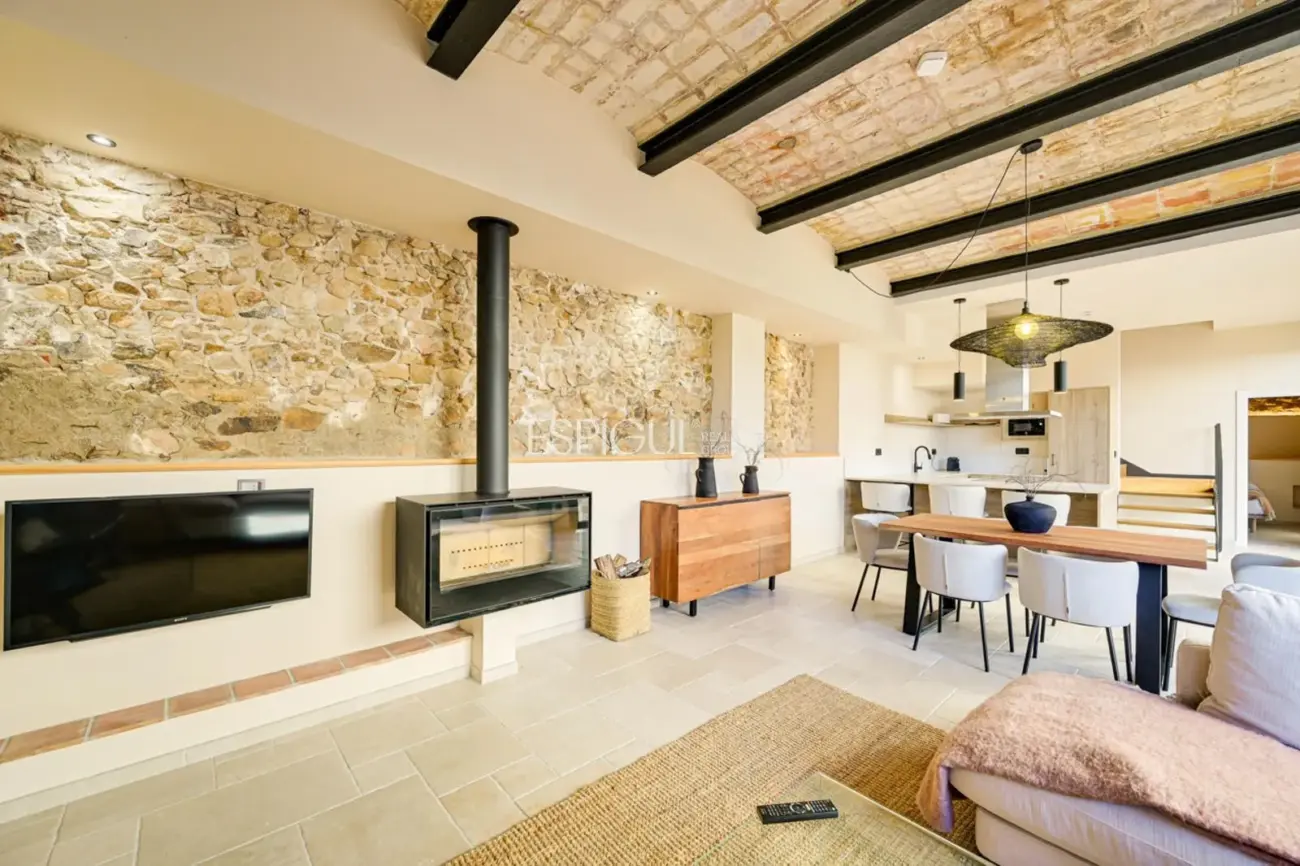 Masía de 857 m² en 35 ha con licencias vigentes