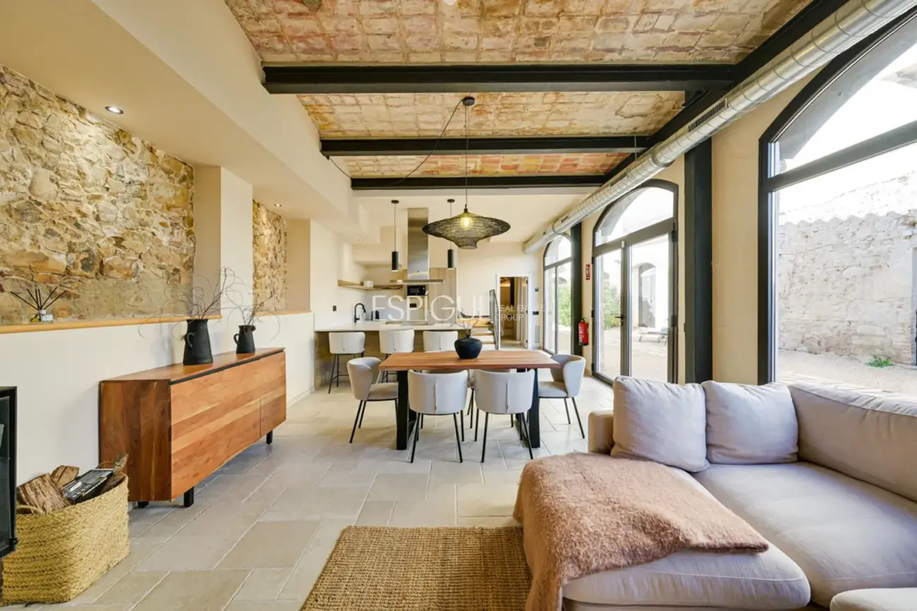 Masía de 857 m² en 35 ha con licencias vigentes