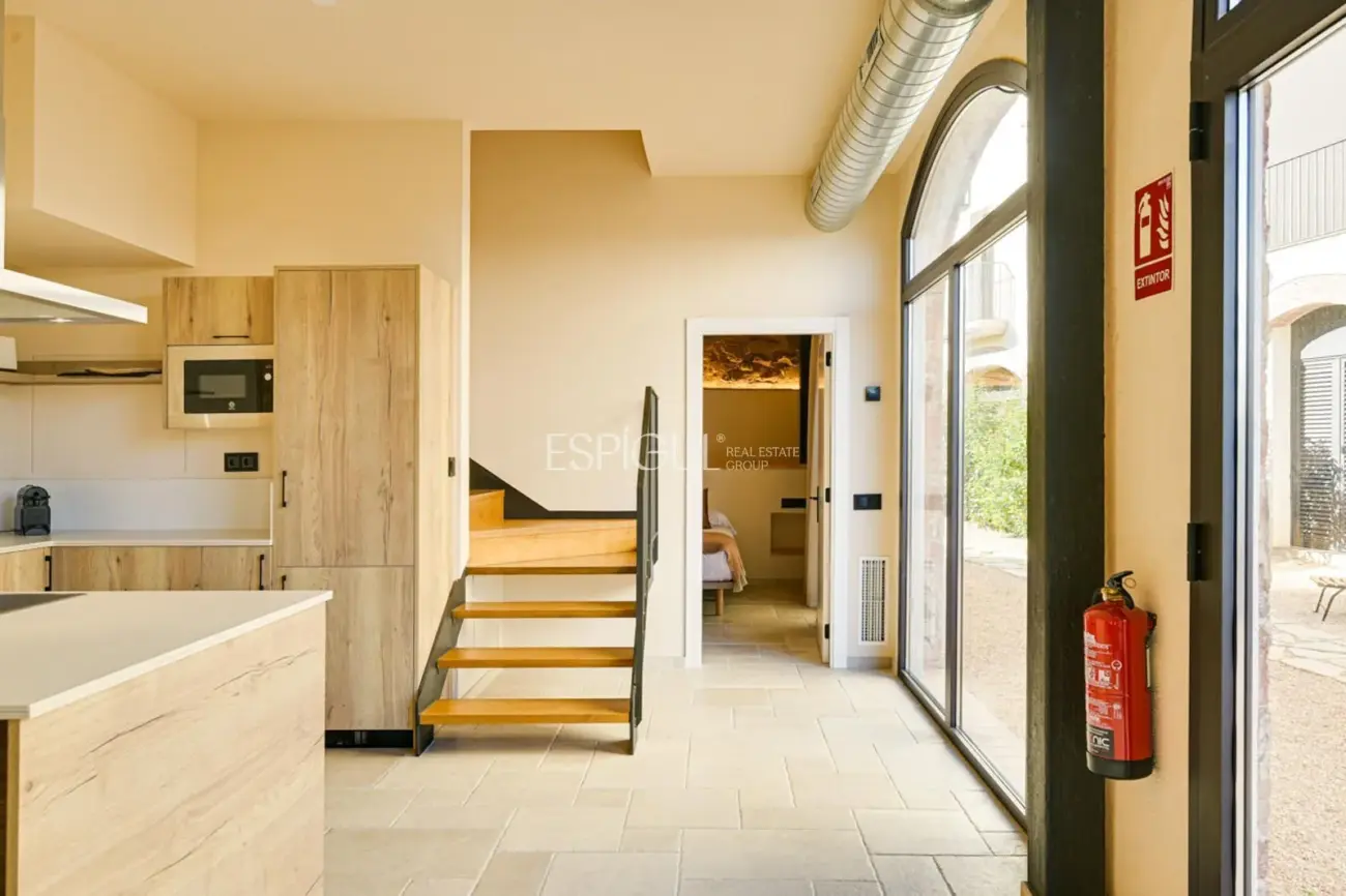 Masía de 857 m² en 35 ha con licencias vigentes