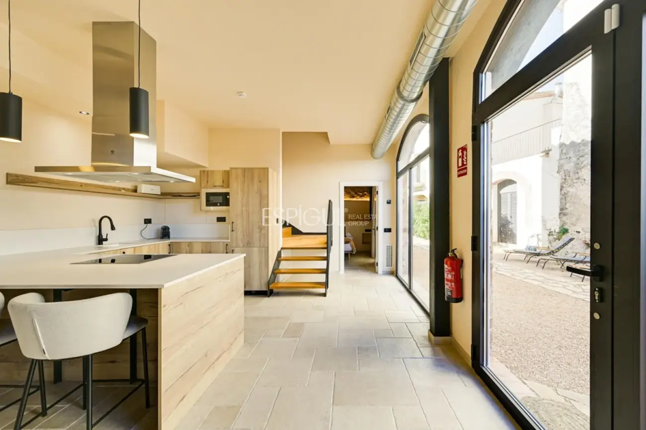 Masía de 857 m² en 35 ha con licencias vigentes