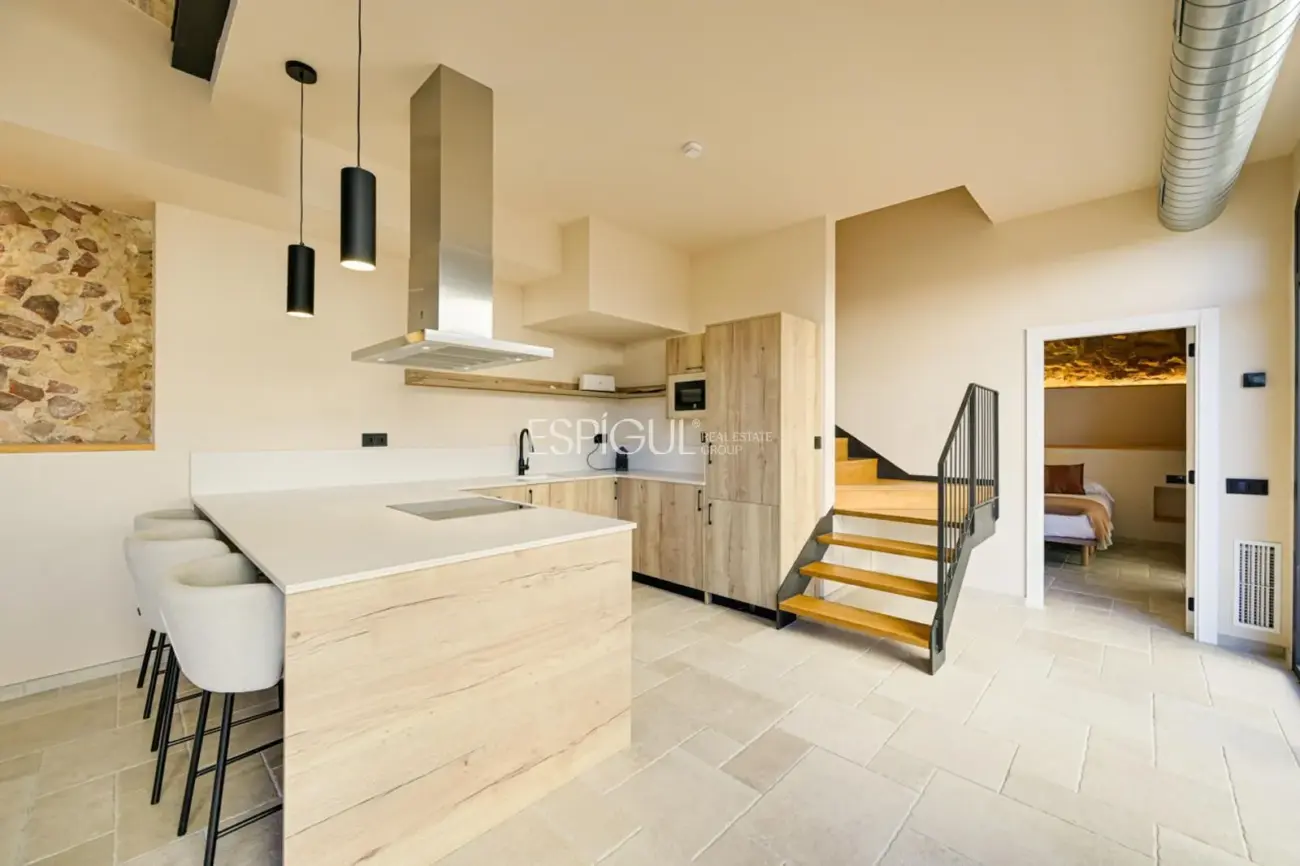 Masía de 857 m² en 35 ha con licencias vigentes