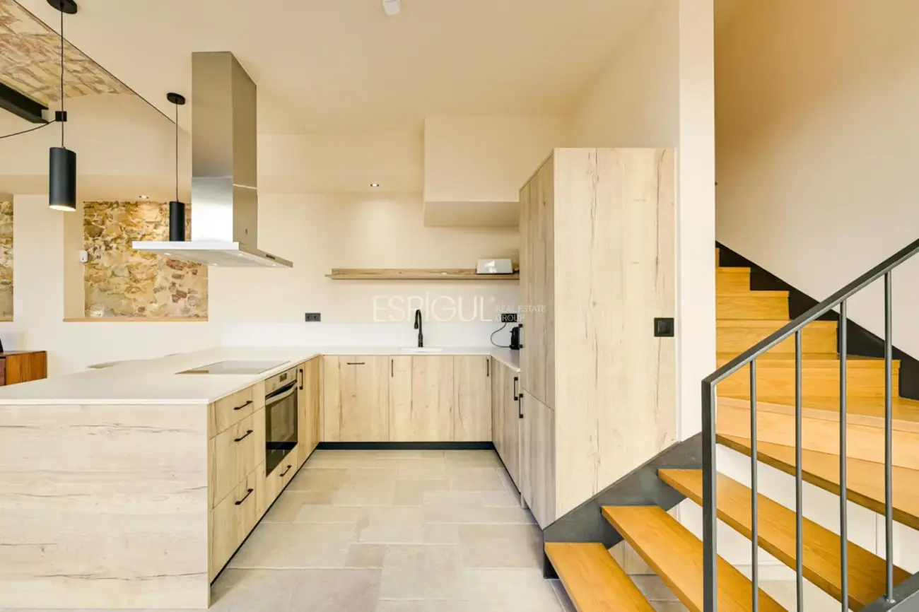 Masía de 857 m² en 35 ha con licencias vigentes