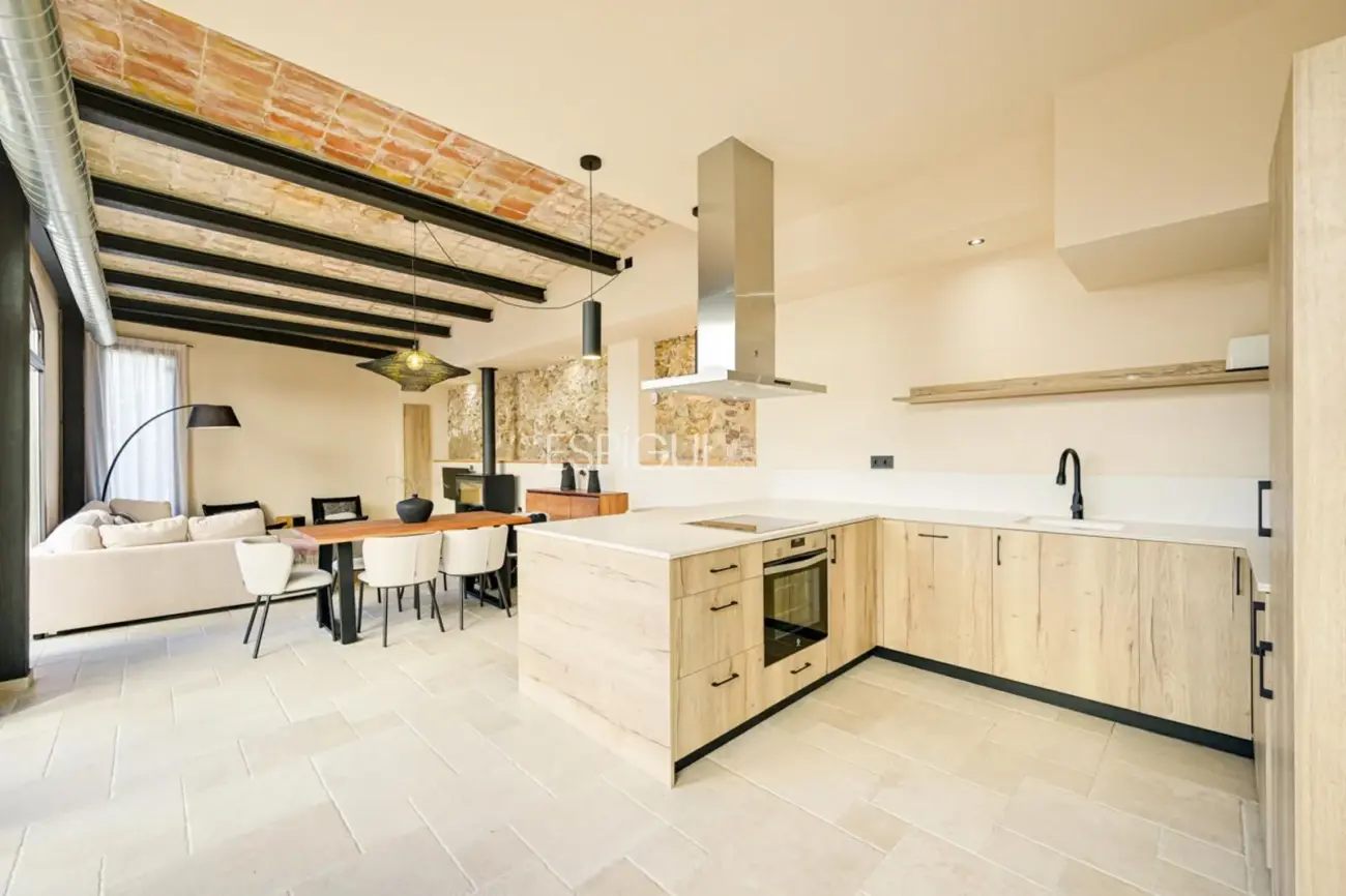 Masía de 857 m² en 35 ha con licencias vigentes