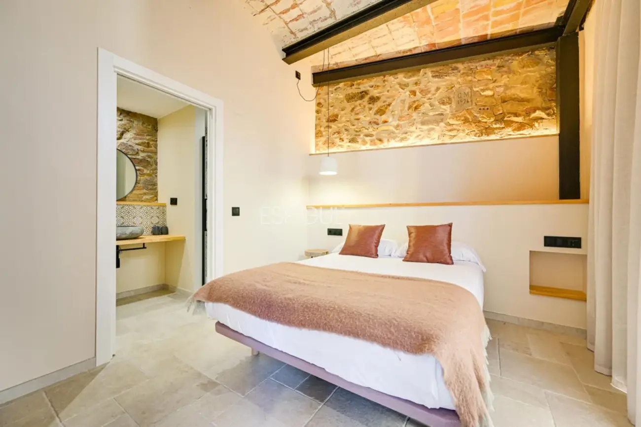 Masía de 857 m² en 35 ha con licencias vigentes