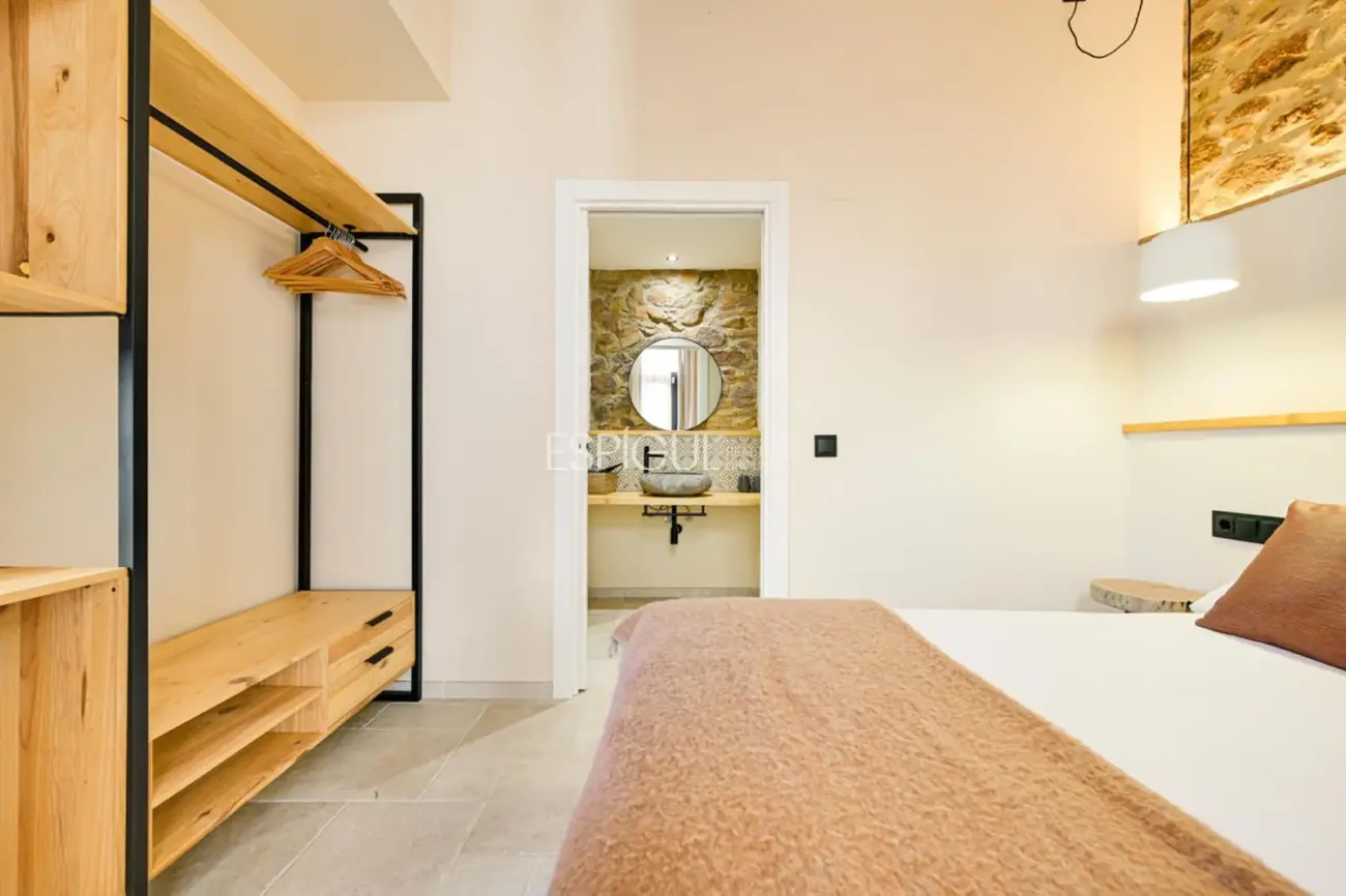 Masía de 857 m² en 35 ha con licencias vigentes